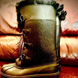 I’m selling  cat and Jack (brand) size 3 kids winter boots